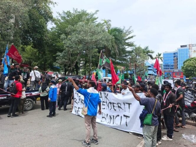 
					Tokoh Adat Papua Menolak Demo Demi Keamanan dan Pembangunan