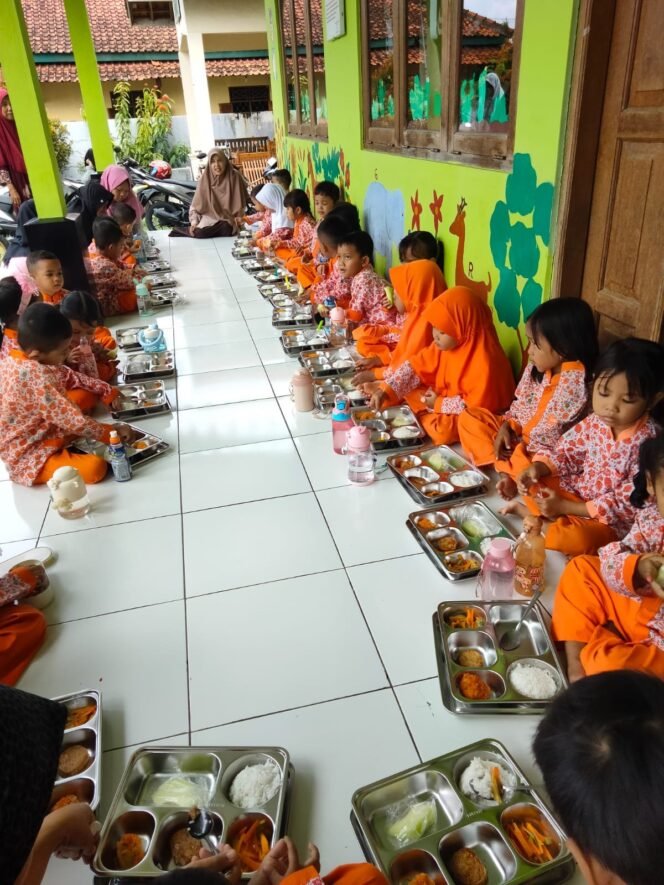 
					Program MBG Libatkan Peran Masyarakat Wujudkan Target Nasional 82,9 Juta Pada Akhir 2025