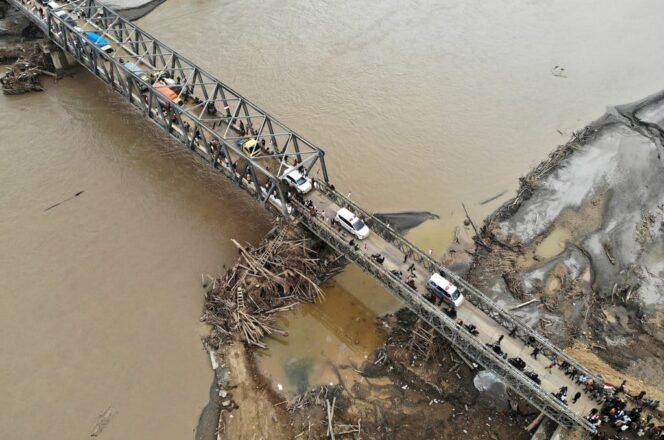 
					Jalur Logistik Pulih, Jembatan Penghubung Sumbar Pasca Banjir Kembali Difungsikan