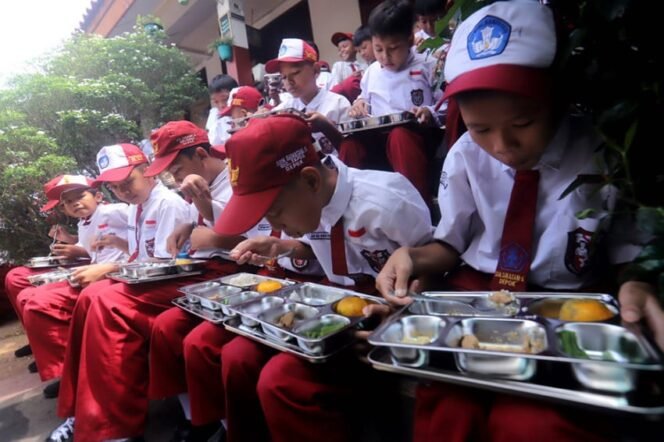 
					Program MBG Capai 55 Juta Penerima dalam Satu Tahun, Bukti Komitmen Pemerintah
 