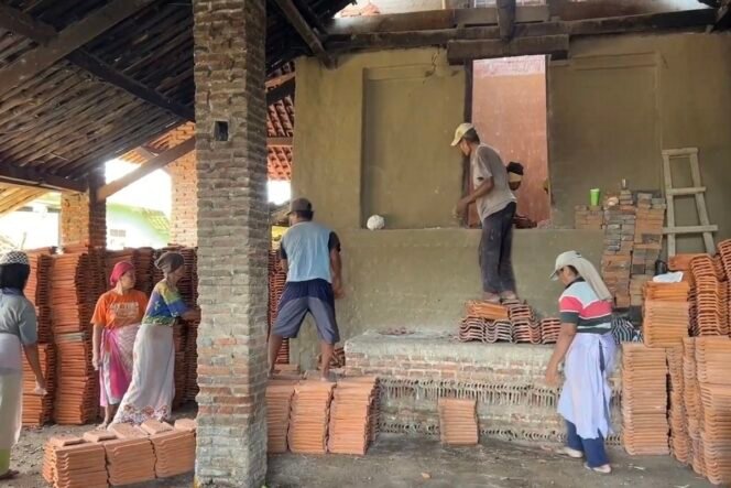 
					Gentengisasi sebagai Instrumen Pemberdayaan UMKM