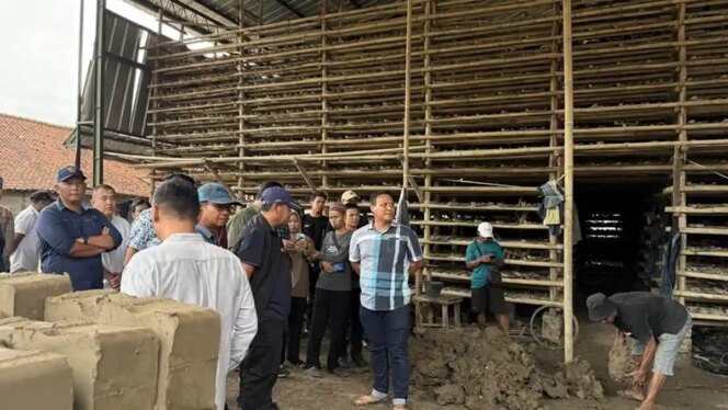 
					Dari Atap Rumah ke Kesejahteraan: Makna Strategis Gentengisasi