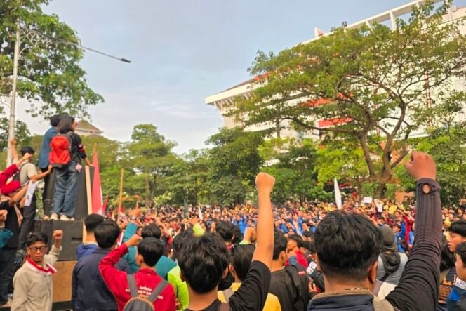 
					Ekonom Ajak Publik Sikapi Isu Ekonomi secara Objektif di Tengah Aksi Mahasiswa