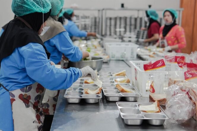 
					Pemerintah – DPR Tingkatkan Pengawasan dan Keamanan Program MBG